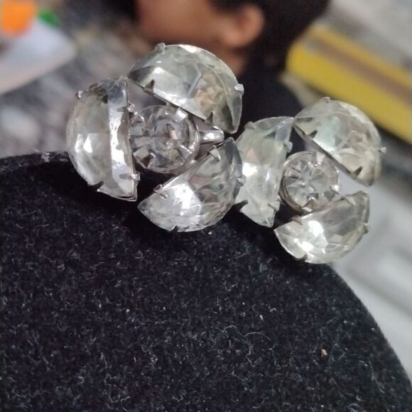 Vintage Screw  on Earring - Picture 2 of 3